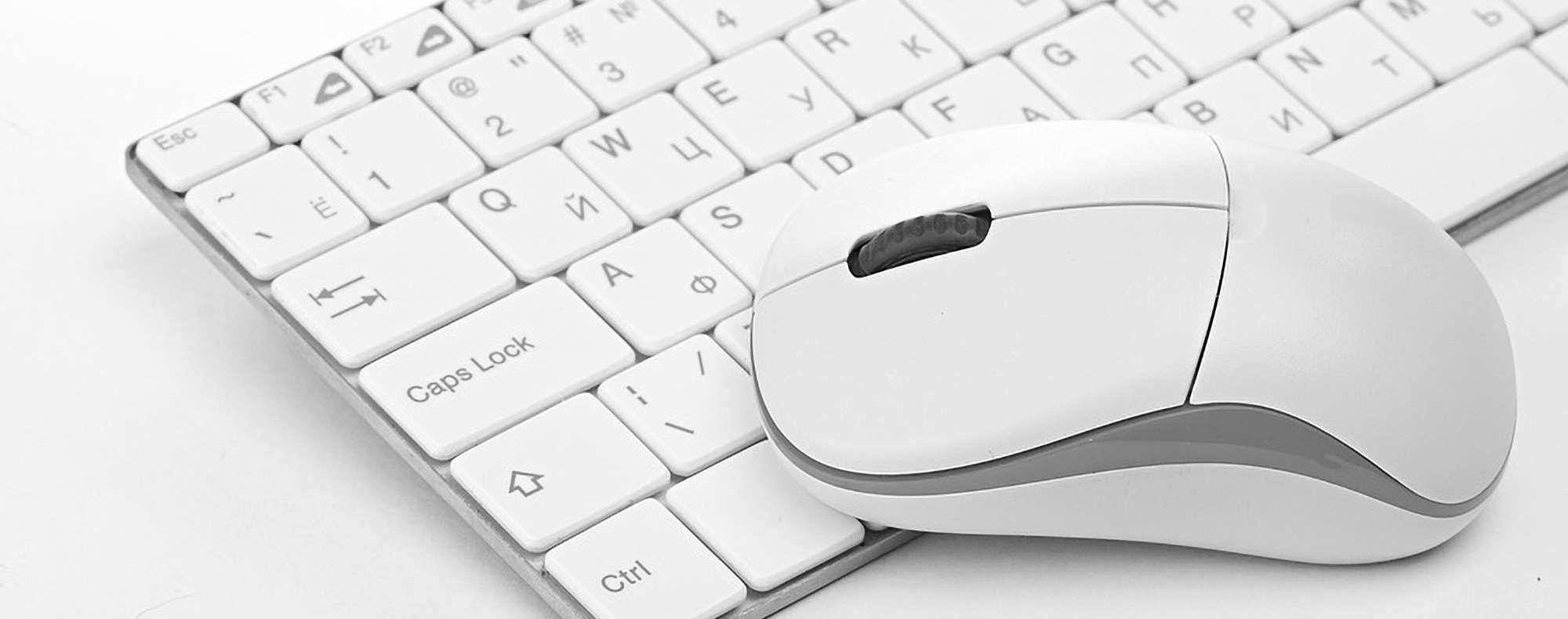 Computermaus liegt auf Tastatur